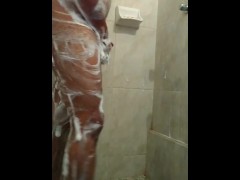 Bañándome en la casa de mi amiga hago video para su amiga