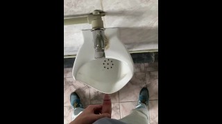 In eine öffentliche Toilette gepisst POV