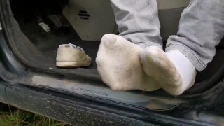 Mannelijke voeten en stinkende sokken pedaalpompen