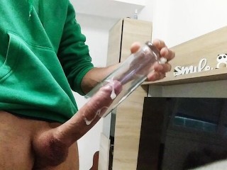 🇺🇸🇬🇧the Cumshot of the Huge Cock Introduced inside a Glass was Recorded Spectacular!