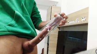 🇺🇸🇬🇧The Cumshot of the Huge Cock Introduced Inside a Glass Was Recorded Spectacular!