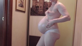 Élevage et huilage du gros ventre de femme enceinte de la MILF Anna