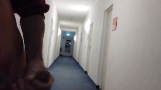 Guy masturberen in de gang van het hotel cumshot