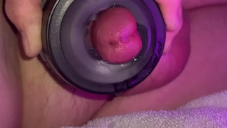 Использование мастурбатора Gender X для оргазма ленивого мужчины