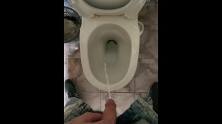 Pisser dans les toilettes d'un bureau public vu des yeux ASMR 4K