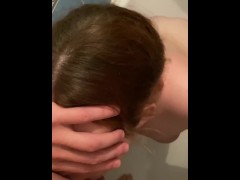 Рискованное Домашнее Порно. Подглядывайте за Мной в Ванной Пока Я Беру Член Соседа Глубоко в Горло - Screenshot 2 of 16 - Blonde