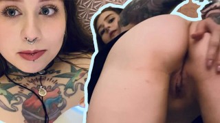 Tattowiertes Babe SPIELT mit ihren Toys und kommt !