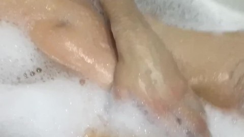 En prenant un bain, je suis devenu excité et j'ai commencé à me toucher