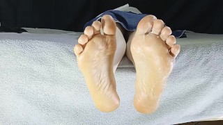 Massage des pieds, pieds crémeux, petits pieds mignons et ludiques, fétichisme des pieds, petits pie
