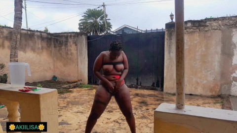 Ebony africana Akiilisa brincando consigo mesma ao ar livre / vídeo pornhub grátis