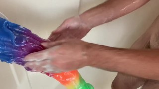 lavando meu enorme arco-íris cokc