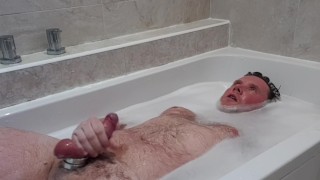 Join me in the bath and masturbate with me.
