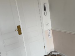 Девушка из службы доставки соблазнила милашку и они трахнулись на кровати - Screenshot 1 of 16 - Butt