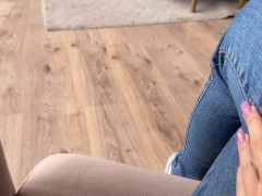 Девушка из службы доставки соблазнила милашку и они трахнулись на кровати - Screenshot 2 of 16 - Lesbian