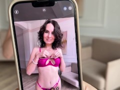 Девушка из службы доставки соблазнила милашку и они трахнулись на кровати - Screenshot 6 of 16 - Butt