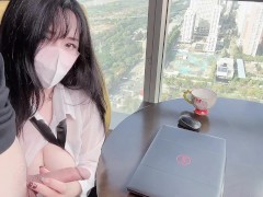 清纯秘书为升职加薪主动献身老板~落地窗前被爆操内射！ 看桃桃完整版视频请关注推特入群哦~ - Screenshot 1 of 16 - Creampie