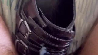 18-летний подросток дрочит и стонет, покупая блестящие сапоги, чтобы раздавить его член под