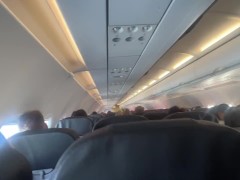 Делаю минет в самолете, пока меня не спалили с членом во рту