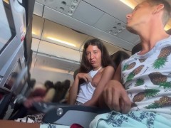 Делаю минет в самолете, пока меня не спалили с членом во рту 8/16