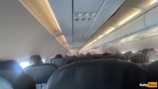 Делаю минет в самолете, пока меня не спалили с членом во рту