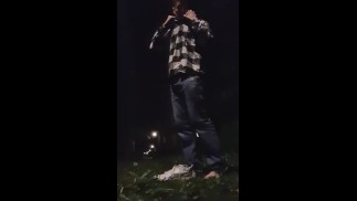 Promenade nue rapide et risquée sur une voie publique très fréquentée