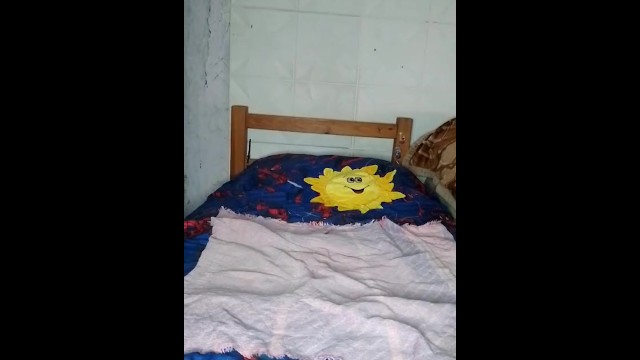 Очень жестко играет со своей киской