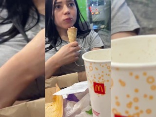 CONOSCO LINDA CHICA EN MCDONALS Y ME LA LLEVO a CASA a FOLLAR