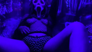 Hot babe masturbeert in sexy Halloween kostuum 👻 !!