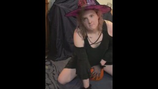Trans heks maakt pompoen haar teef