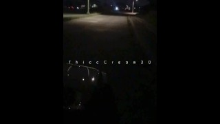 Sexo público arriesgado - Thick jovencita es follada y goteando Cum On el lado de la carretera