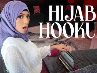 Hijab Girl Nina a Grandi En Regardant Des Films Américains et Est Obsédée Par La Devenir Reine Du Bal