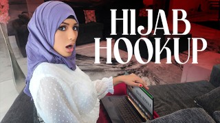 Hijab chica Nina creció viendo películas de jovencitas americanas y está obsesionada con convertirse en reina de graduación