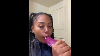 Tosse e engasgos em um vibrador 🍆 de 10,5 polegadas VÍDEO COMPLETO SOBRE @LOVELYY.e