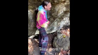 Transgirl mijando em uma caverna