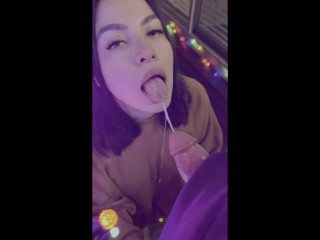 18歳のLatinaはパパにずさんなクリスマスフェラチオを与える - 自家製