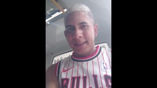 Jogador de futebol colombiano enquanto se masturba nos camarins do estádio