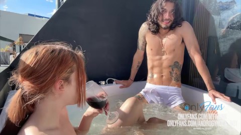 J'ai montré ma bite à mon ami dans le jacuzzi et…