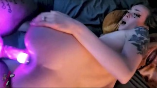 Dicking profondo appena legale con plug anale illuminato e grosso cazzo rave