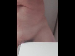 La rubia española le encanta rozarse y empalmar su gran clitoris contra la esquina de un mueble