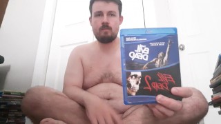 Naked man praat over blu-ray collectie