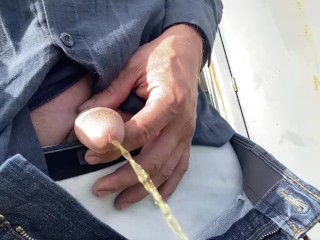 Папочка вытаскивает свой огромный член, писает и играет с ним