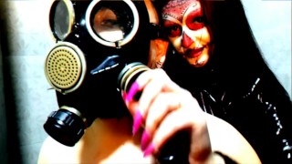 ¡Halloween se acerca! Video espeluznante de un fetiche con una máscara de gas en la ducha.