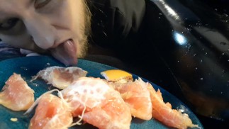 Gruseliges Halloween-Video. Süß, böse. Food-Fetisch, Fußfetisch.
