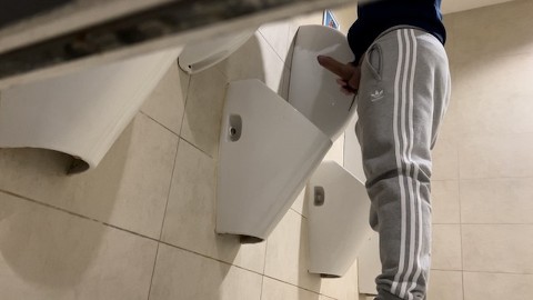 Un hétéro surpris en train de se branler dans les toilettes publiques