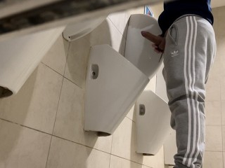 Hetero-Typ Beim Wichsen Auf öffentlicher Toilette Erwischt