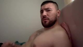 Bebaarde kerel in bed trekt zich af totdat hij klaarkomt www.onlyfans, com/roddddddd