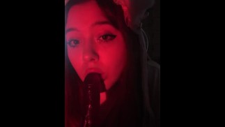 美丽的女孩热情地吮吸公鸡