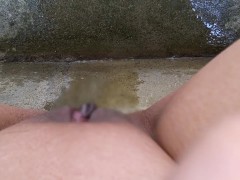 パイパン日本人女性が野外で座り込んで小便する動画♥️ - Screenshot 13 of 16 - 日本人