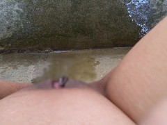 パイパン日本人女性が野外で座り込んで小便する動画♥️ - Screenshot 15 of 16 - Girls Peeing