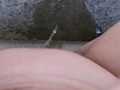 パイパン日本人女性が野外で座り込んで小便する動画♥️ - Screenshot 3 of 16 - Girls Peeing